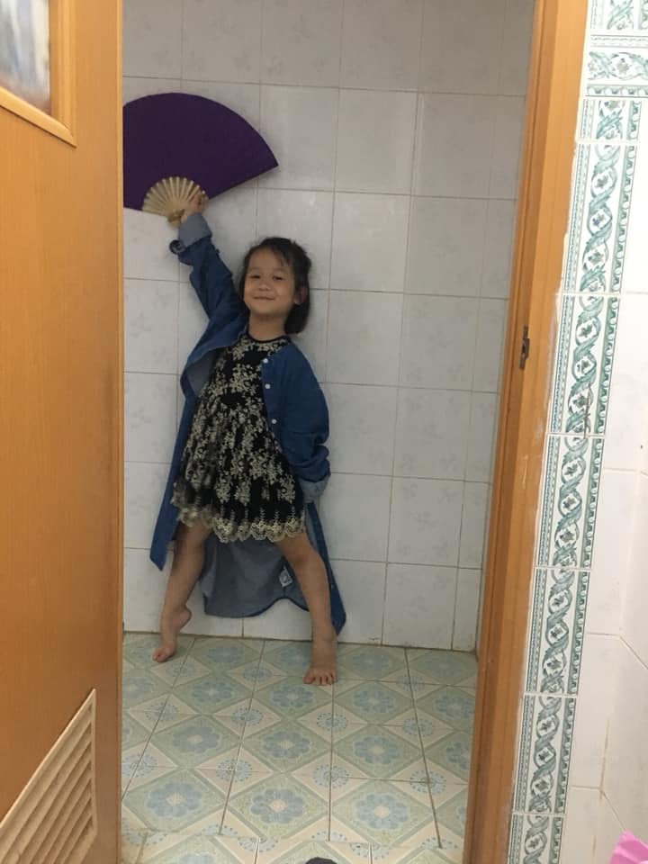 Mẹ bỉm sữa đi vệ sinh rùng mình vì một amp;#34;ánh mắt dõi theoamp;#34;, dân mạng nhìn ảnh cười bò - 7