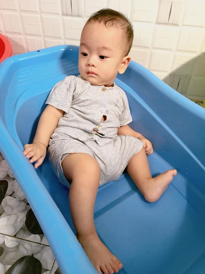 Mẹ bỉm sữa đi vệ sinh rùng mình vì một amp;#34;ánh mắt dõi theoamp;#34;, dân mạng nhìn ảnh cười bò - 8