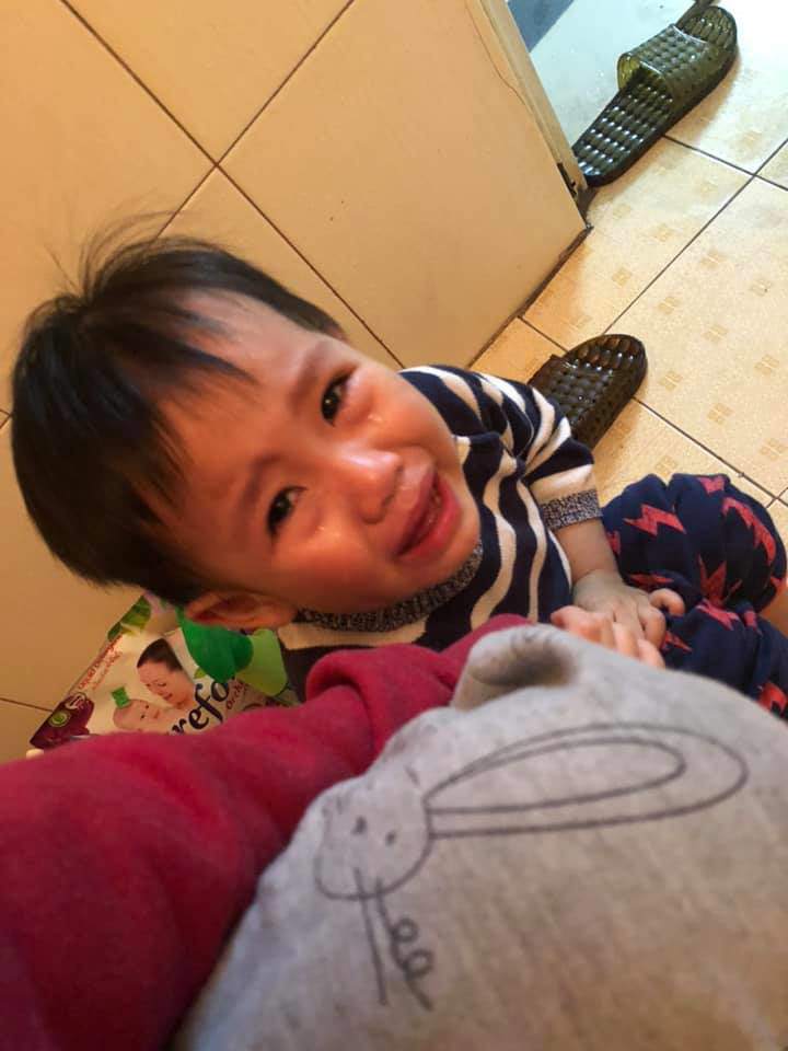 Mẹ bỉm sữa đi vệ sinh rùng mình vì một amp;#34;ánh mắt dõi theoamp;#34;, dân mạng nhìn ảnh cười bò - 3