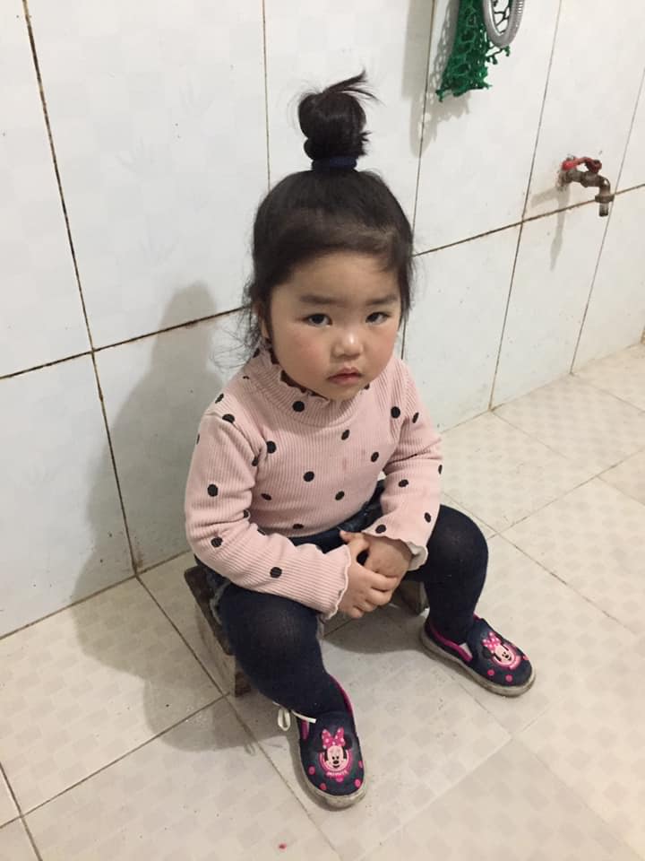 Mẹ bỉm sữa đi vệ sinh rùng mình vì một amp;#34;ánh mắt dõi theoamp;#34;, dân mạng nhìn ảnh cười bò - 4