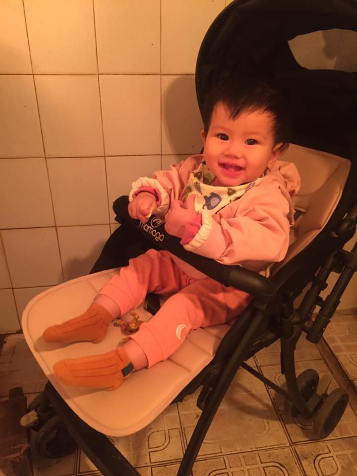 Mẹ bỉm sữa đi vệ sinh rùng mình vì một amp;#34;ánh mắt dõi theoamp;#34;, dân mạng nhìn ảnh cười bò - 5