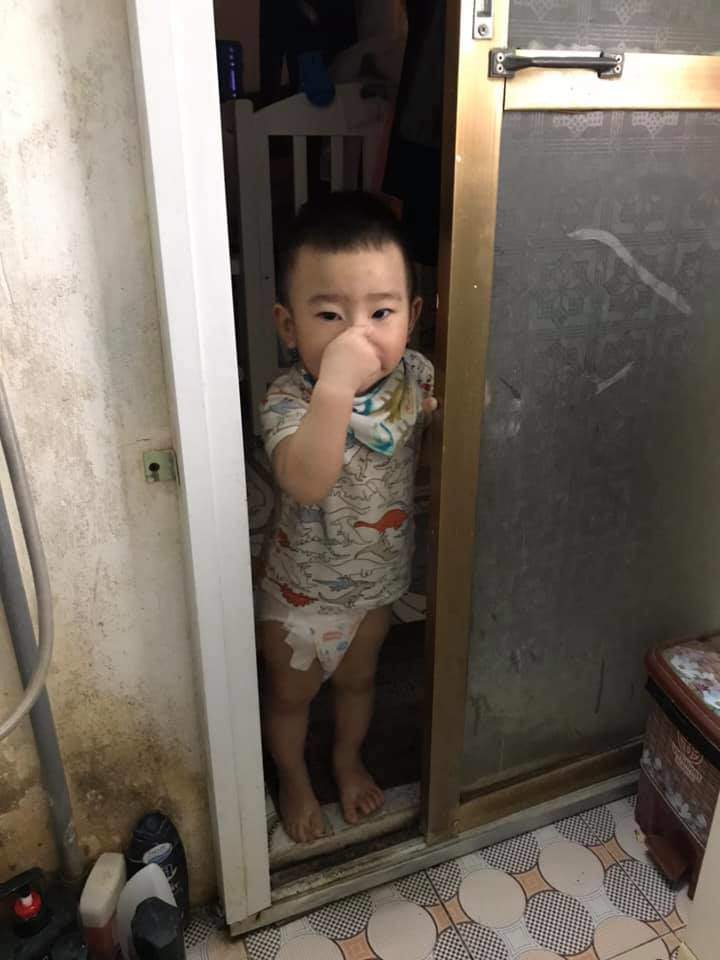 Mẹ bỉm sữa đi vệ sinh rùng mình vì một amp;#34;ánh mắt dõi theoamp;#34;, dân mạng nhìn ảnh cười bò - 2