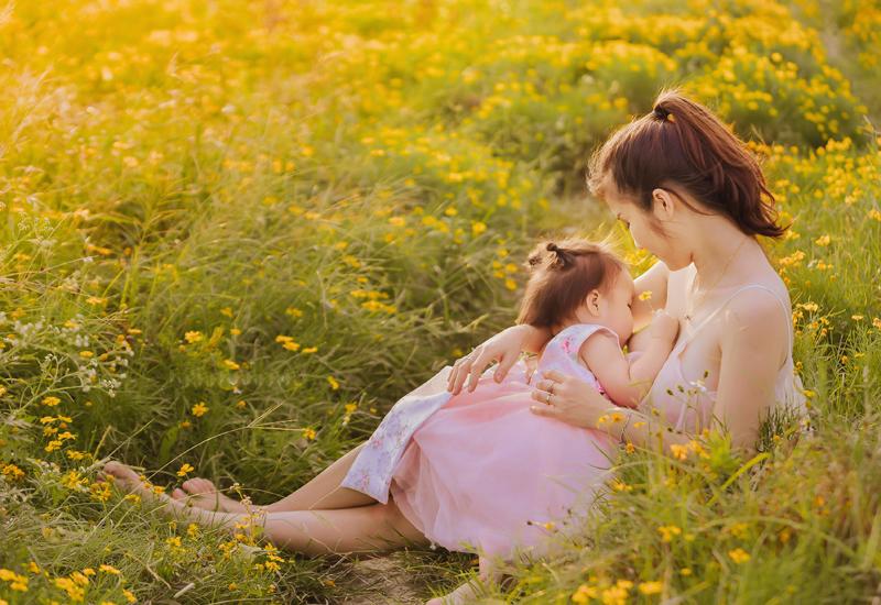 Bà mẹ trẻ Nguyễn Thùy Linh và cô con gái Tuệ Nhi chụp ảnh nhân dịp cô công chúa bé nhỏ tròn 2 tuổi.
