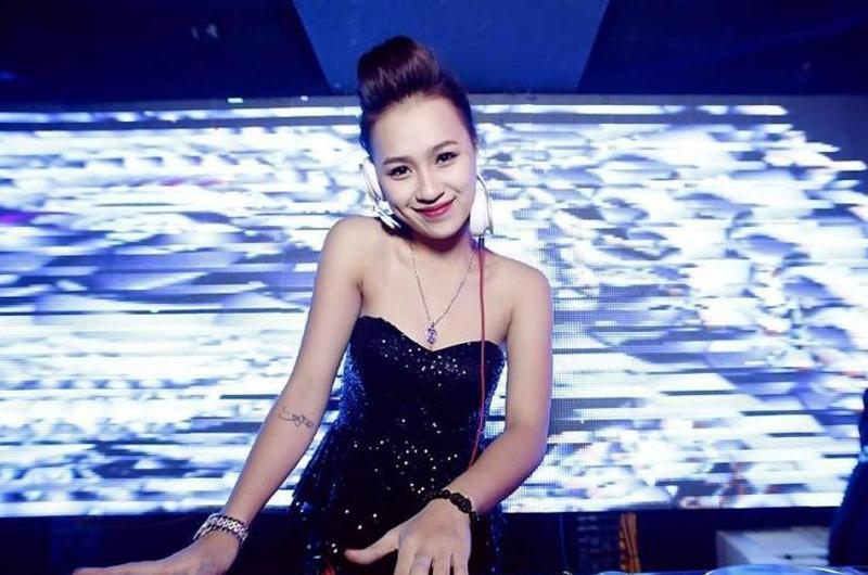 DJ Tít (tên thật Trần Thị Thủy Tiên, sinh năm 1994) là một trong những nữ DJ nổi tiếng hàng đầu lòng làng nhạc Việt không chỉ nhờ tài năng mà còn bởi vẻ ngoài nóng bỏng, quyến rũ.
