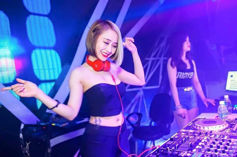 Tiên Moon là một cái tên nổi tiếng khác trong giới DJ. Nữ DJ sinh năm 1988 tại Đà Nẵng này được ví là "Soda phiên bản Việt" vì ngoại hình xinh đẹp, trẻ trung tương tự nữ DJ người Hàn Quốc. 
