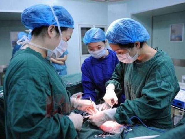 Con lọt lòng, bác sĩ bảo bé đáng yêu lắm, đến khi nhìn mặt thì người mẹ bàng hoàng