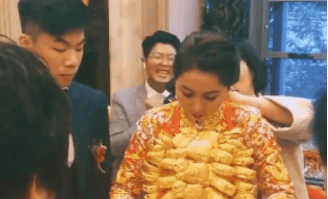 Cô dâu đeo vàng nặng trĩu cổ thay chồng, thanh niên chụp ảnh đứng sau nhăn mặt thích thú - 1