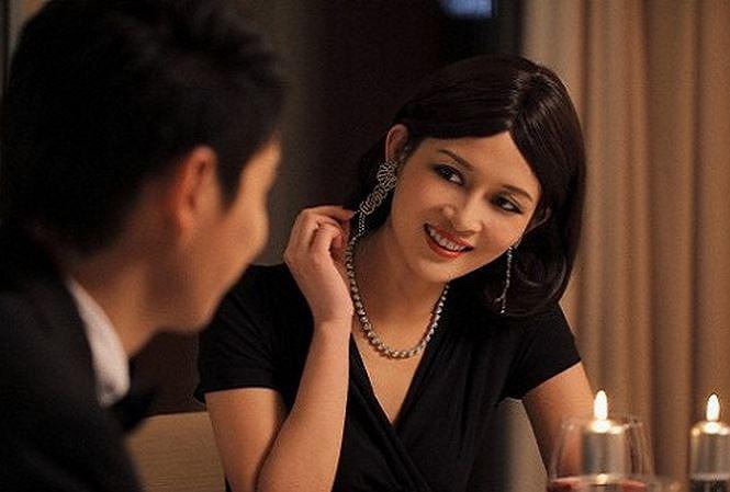 Lấy chồng bằng tuổi bố, tôi sung sướng hưởng thụ cho đến ngày giật mình nhìn tài khoản - 1