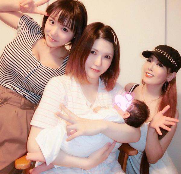 Mang bầu sau giải nghệ, amp;#34;siêu vòng 1amp;#34; làng phim sex Nhật hốt hoảng khi vòng ngực to 1m2 - 4