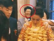 Tin tức - Cô dâu đeo vàng nặng trĩu cổ thay chồng, thanh niên chụp ảnh đứng sau nhăn mặt thích thú