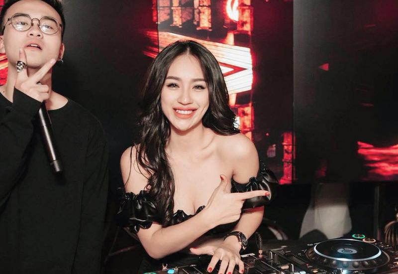 Sau 2 năm chung sống, mới đây DJ đắt show nhất Hà Thành - Trần Thị Thuỷ Tiên (nghệ danh DJ Tít), tuyên bố ly hôn chồng khiến nhiều người ngỡ ngàng.
