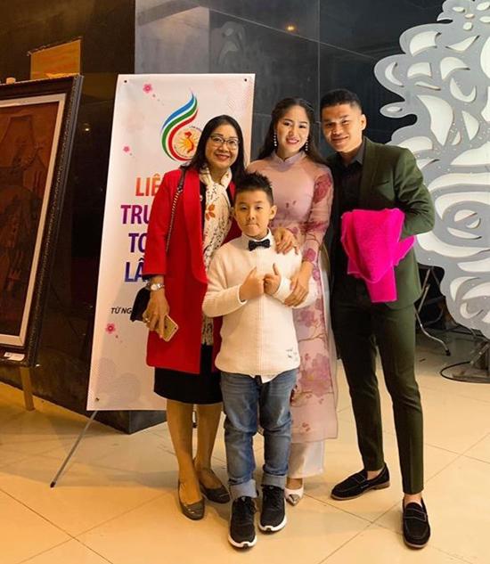 Lê Phương rạng ngời hạnh phúc được chồng con amp;#34;tháp tùngamp;#34; đi nhận giải Vàng - 1
