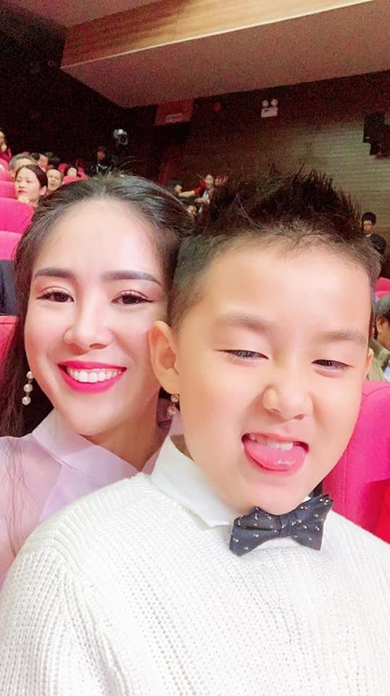 Lê Phương rạng ngời hạnh phúc được chồng con amp;#34;tháp tùngamp;#34; đi nhận giải Vàng - 3