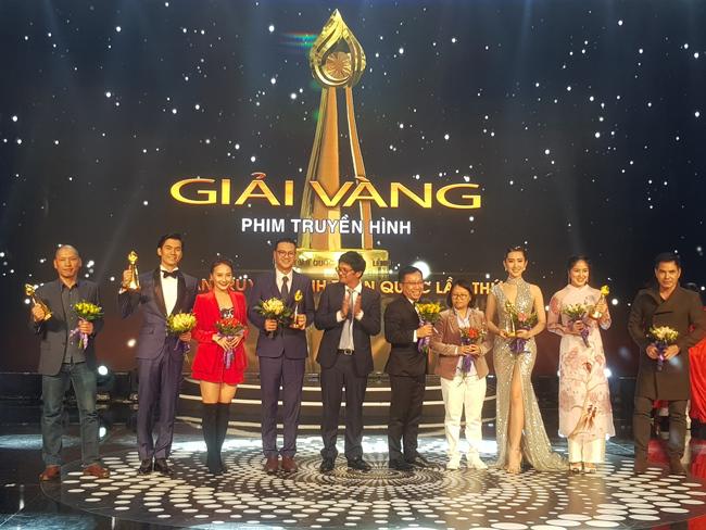 Lê Phương rạng ngời hạnh phúc được chồng con amp;#34;tháp tùngamp;#34; đi nhận giải Vàng - 5