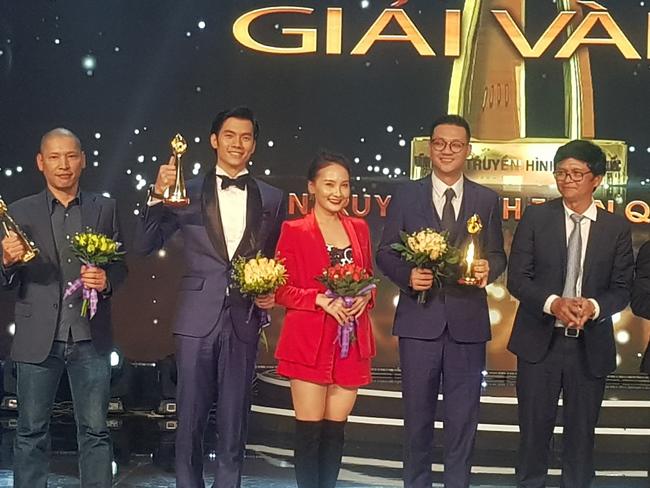 Lê Phương rạng ngời hạnh phúc được chồng con amp;#34;tháp tùngamp;#34; đi nhận giải Vàng - 4