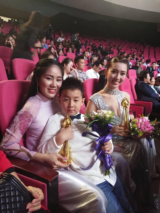 Lê Phương rạng ngời hạnh phúc được chồng con amp;#34;tháp tùngamp;#34; đi nhận giải Vàng - 2
