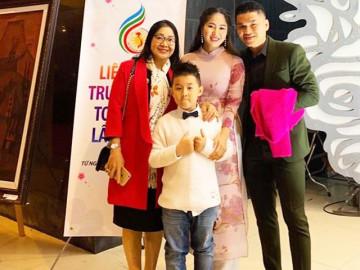 Lê Phương rạng ngời hạnh phúc được chồng con "tháp tùng" đi nhận giải Vàng