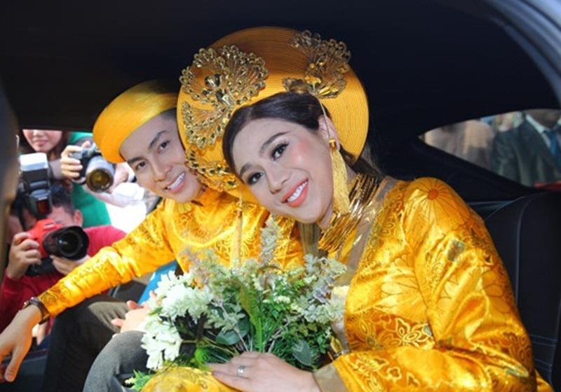 1/1, Lâm Khánh Chi tổ chức đám cưới với ông xã Phi Hùng tại TP.HCM. Trước đó, cặp đôi đã tiến thành nghi thức đón dâu và đãi tiệc tại quê hương Vũng Tàu của chú rể vô cùng hoành tráng cùng dàn phù dâu chuyển giới xinh đẹp, thay 5 chiếc váy dài quét đất.
