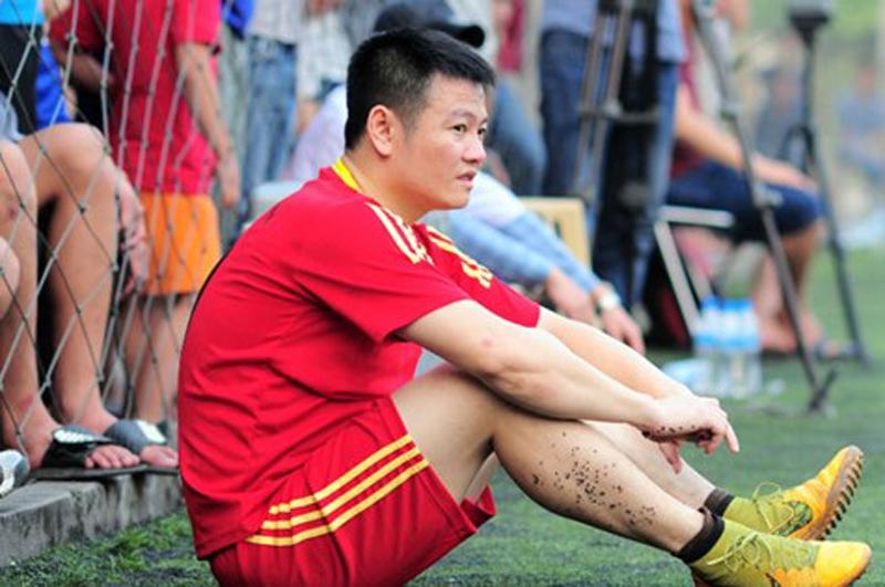 Cuối năm 2012, Văn Quyến chuyển sang Ninh Bình với mức lương khoảng 30 triệu đồng/tháng. Anh ghi 3 bàn ở Cúp Quốc gia giúp Ninh Bình vô địch và giải nghệ sau khi câu lạc bộ Ninh Bình giải thể.
