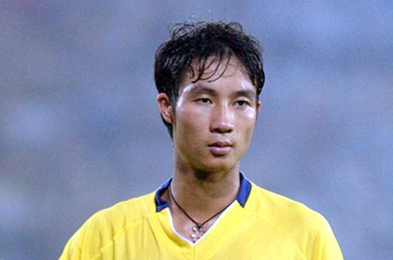 Quốc Vượng, tiền vệ được mệnh danh là 'lá phổi' của U23 Việt Nam đứng ra giao dịch với trùm cá độ và rủ rê 6 đồng đội khác dàn xếp để chỉ thắng Myanmar với tỷ số 1-0 tại SEA Games 23.
