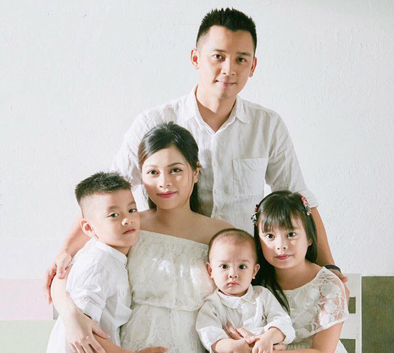 Không chỉ thành công trong lĩnh vực kinh doanh, hotmom Nguyễn Bích Hằng còn là một bà mẹ bỉm sữa có sức ảnh hưởng khá lớn trên mạng xã hội với hơn 350 nghìn người theo dõi.
