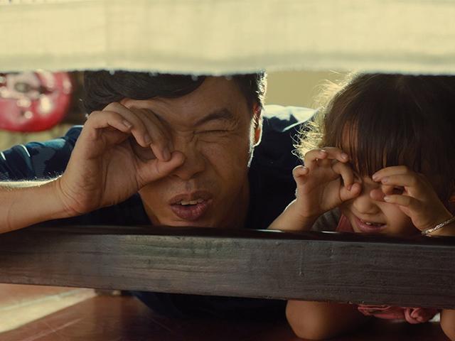 Hồn Papa da Con gái: Cười amp;#34;bể bụngamp;#34; khi ông bố 40 sống amp;#34;trong lốtamp;#34; cô con gái 18 tuổi - 6