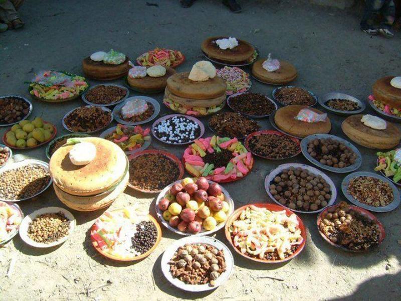 Ngoài ra mỗi ngày, người Hunzas chỉ ăn 2 bữa, chú trọng bữa sáng phong phú, đầy đủ dinh dưỡng, ăn nhiều rau, trái cây, ít ăn thịt và bữa tối đơn giản.


