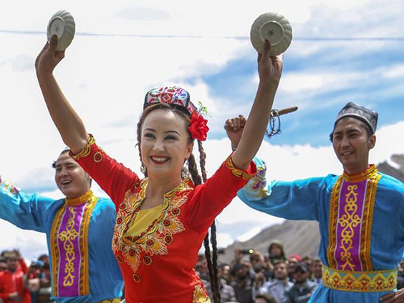 Người Hunzas gần như không biết đến sự căng thẳng, nghi ngờ và xung đột. Không sai khi nói rằng, họ sống vô tư và hồn nhiên như những đứa trẻ trong suốt cuộc đời. Dù xã hội biến chuyển rất nhiều, lối sống của người dân ở đây vẫn không hề thay đổi.


