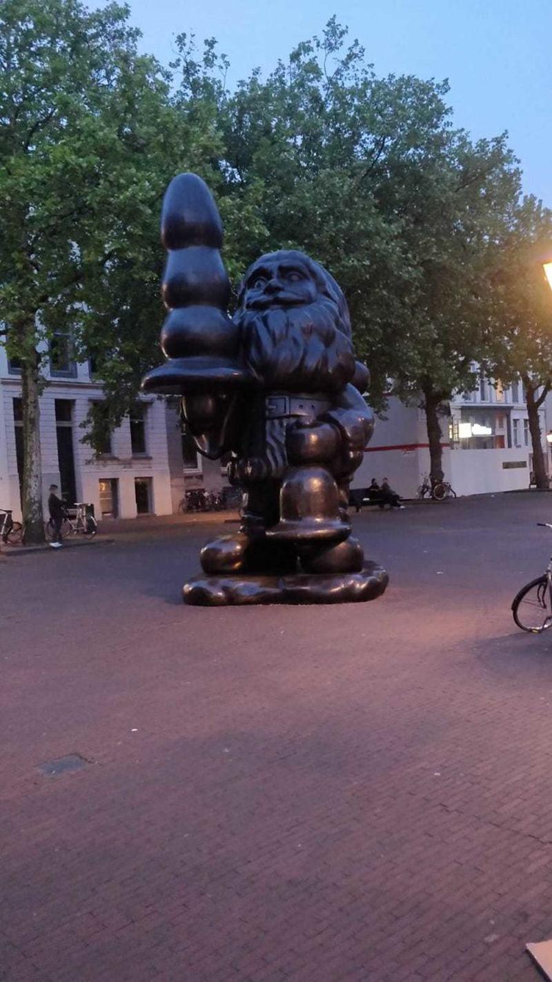 Còn đây là tượng ông già Noel ở Rotterdam, Hà Lan khiến cư dân mạng bình luận rằng 'Chắc hẳn bà già Noel sẽ bất ngờ tối nay'.
