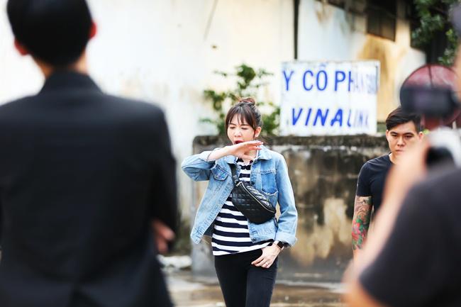 Vứt bỏ hình ảnh “bánh bèo vô dụngamp;#34;, Hari Won tay không hạ gục lũ cướp bằng... dầu gió - 1