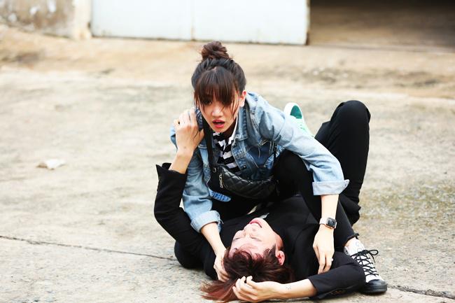 Vứt bỏ hình ảnh “bánh bèo vô dụngamp;#34;, Hari Won tay không hạ gục lũ cướp bằng... dầu gió - 2