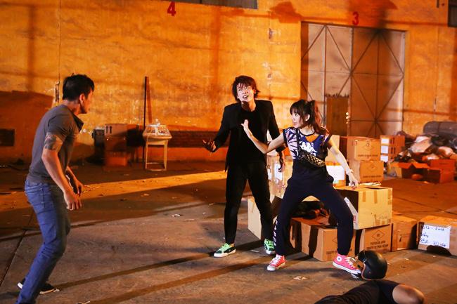 Vứt bỏ hình ảnh “bánh bèo vô dụngamp;#34;, Hari Won tay không hạ gục lũ cướp bằng... dầu gió - 3