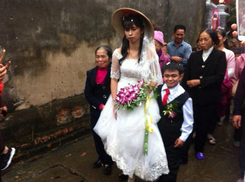 Một người anh họ của chú rể cho biết, đây là đám cưới của cô dâu Hồng Hạnh và chú rể Nguyễn Thắng, diễn ra vào ngày 5/1/2018, ở xã Nhân Thịnh, Lý Nhân, Hà Nam. 2 người quen nhau thông qua mai mối.
