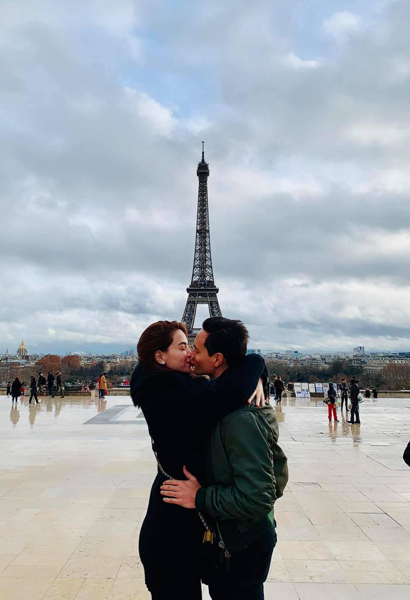 Hình ảnh Hồ Ngọc Hà hôn Kim Lý dưới chân tháp Eiffel – biểu tượng của nước Pháp.
