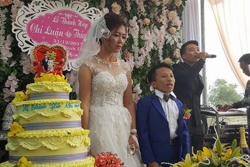Hai nhân vật chính trong đám cưới là Chí Luận (33 tuổi) và Thúy Lượng (28 tuổi). Cô dâu cao khoảng 1,65 m, chú rể chỉ cao 1,1 m. Hôn lễ của họ diễn ra vào ngày 31/12/2017 tại Thanh Hóa, trước sự ủng hộ từ phía gia đình, bạn bè.

