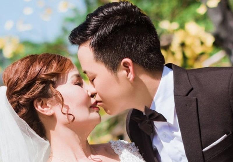 Cách đây mấy tháng, cộng đồng mạng ngỡ ngàng với đám cưới của cặp đôi chồng 26, vợ 61 tại Cao Bằng. 
