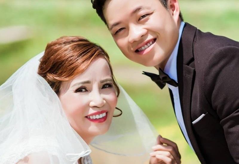 Theo thông tin đăng tải, chú rể là Triệu Hoa Cương (sinh năm 1992) và cô dâu là Thu Sao (sinh năm 1957). Cặp đôi đã đăng ký kết hôn tại phường Sông Bằng, thành phố Cao Bằng, tỉnh Cao Bằng vào tháng 6 và tổ chức đám cưới vào tháng 8 âm lịch.
