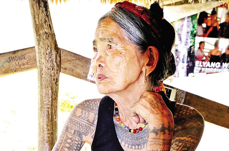 Whang-od Oggay, 101 tuổi là nghệ sĩ xăm hình lâu đời nhất của Philippines. Bà được đề xuất là Nghệ sĩ quốc gia hoặc là một trong những bảo vật sống của quốc gia do bà là người cuối cùng còn giữ truyền thống xăm mình của đất nước.
