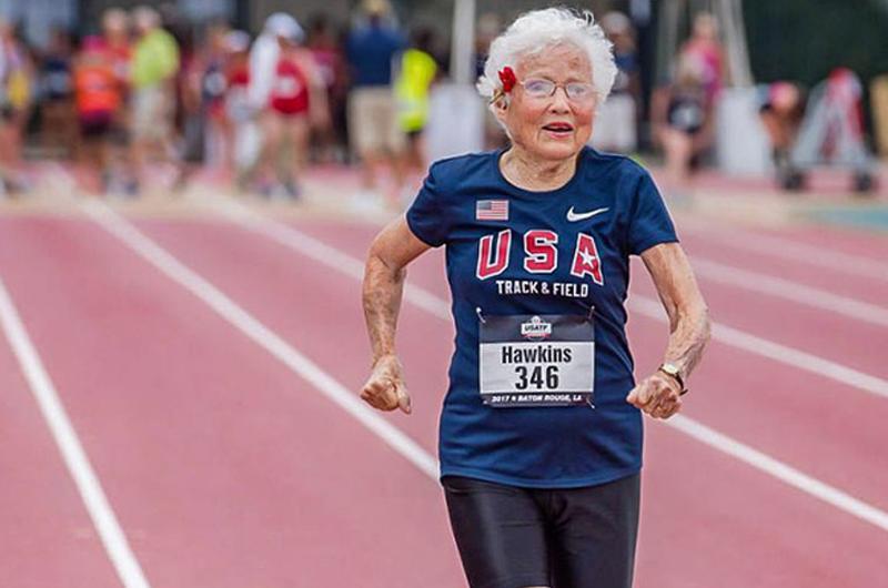 Vào ngày 15 tháng 7 năm 2017, Julia Hawkins, 101 tuổi, đã trở thành vận động viên nữ lớn tuổi nhất từng tham gia Giải vô địch Đường đua và Sân ngoài trời Hoa Kỳ. Người phụ nữ kì diệu này có biệt danh “Cơn bão” vì tốc độ chạy của bà.
