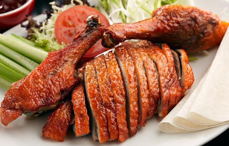 Thịt vịt dinh dưỡng phong phú, nhưng hàm lượng chất béo rất cao. Cháo có thể bổ sung protein cần thiết cho cơ thể, lại có thể đào thải chất dư thừa. Cho nên thịt vịt ăn chung với cháo có thể giảm thấp chất béo trong cơ thể.
