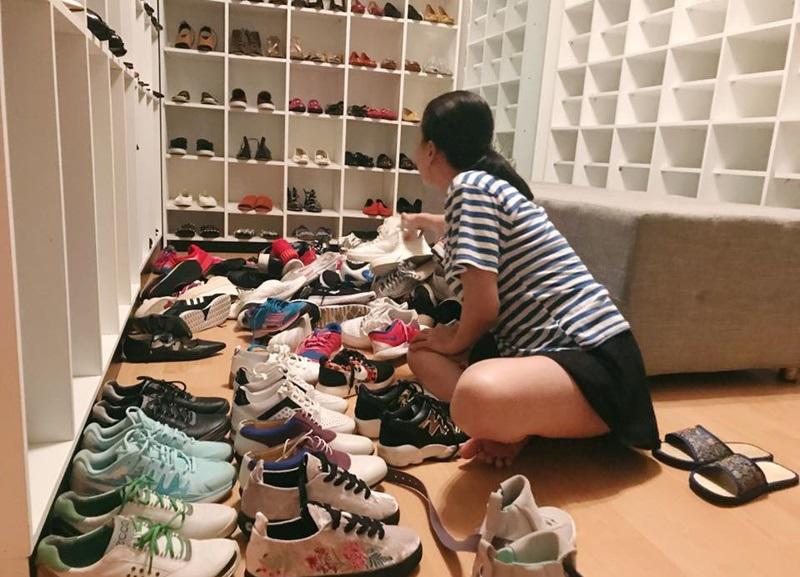 Cô rất thích giày, vì thế tủ giày để theo từng tầng, từng ô với hàng trăm ô, đủ chỗ để hết hàng trăm đôi giày đến từ các thương hiệu lớn của cô.
