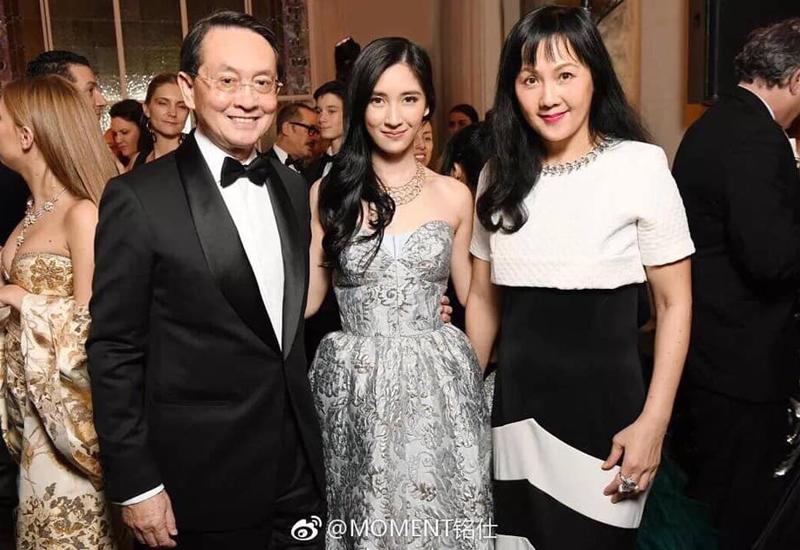 Tới tận sau đó, cô mới biết bố mình là ông Lý Trí Khang - Phó chủ tịch kiêm CEO Tập đoàn viễn thông Pacific Century Premium Developments, còn mẹ cô là Lương Uyển Tịnh - từng là diễn viên TVB nổi tiếng.
