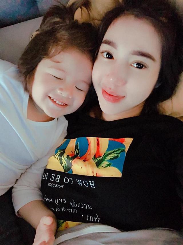 Bình thường đã đẹp rồi, vì sao Elly Trần và 3 bà mẹ đơn thân này vẫn đi... sửa mặt? - 1