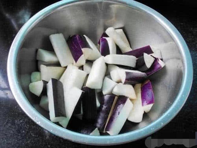 Cà tím dù đem chiên hay hấp, chỉ cần làm 1 bước này sẽ có màu đẹp, không bị thâm - 1