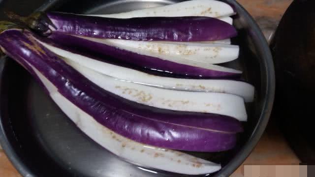 Cà tím dù đem chiên hay hấp, chỉ cần làm 1 bước này sẽ có màu đẹp, không bị thâm - 2