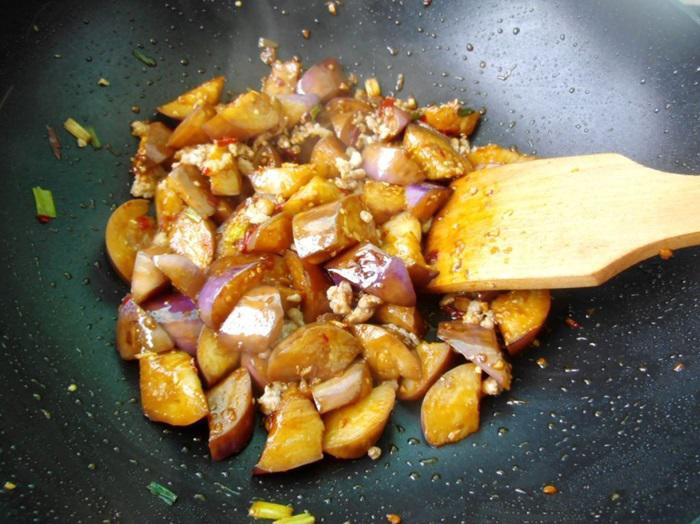 Cà tím dù đem chiên hay hấp, chỉ cần làm 1 bước này sẽ có màu đẹp, không bị thâm - 3