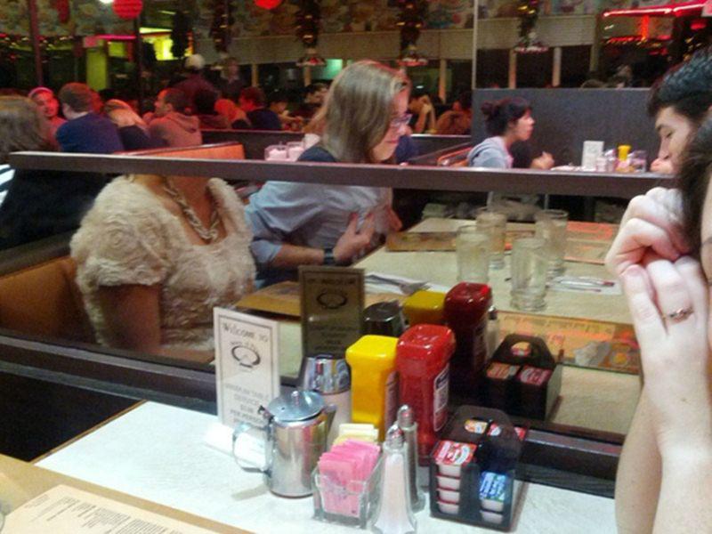Tấm gương trong nhà hàng đã vô tình khiến người phụ nữ trở thành không có đầu. 
