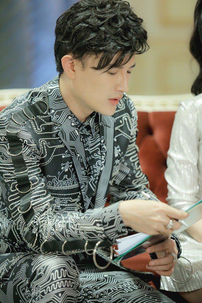 2 giám khảo cãi nhau, bỏ quay vì chuyện amp;#34;thích lồng lộnamp;#34;, Hương Giang chỉ biết im thít - 5