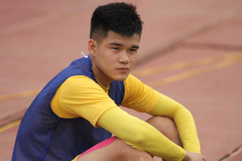Lục Xuân Hưng quê quán Thanh Hóa nhưng được sinh ra tại Sơn La. Anh thi đấu tại V-League 1 trong đội hình FLC Thanh Hóa.
