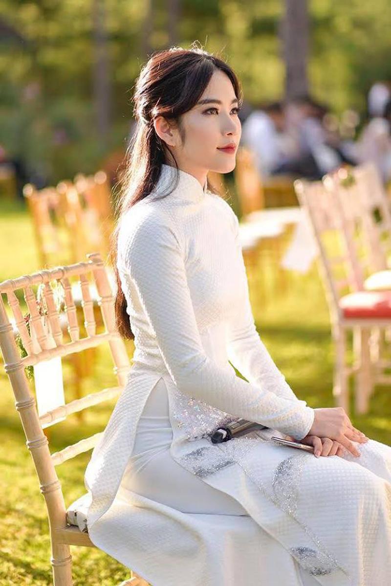 Nam Em khoe ảnh diện áo dài trắng tinh khôi mới nhất lên trang cá nhân của cô, vẻ đẹp ngọt ngào của người đẹp vẫn còn vẹn nguyên, Tuy nhiên một số fans cho rằng người đẹp đang tăng cân. 
